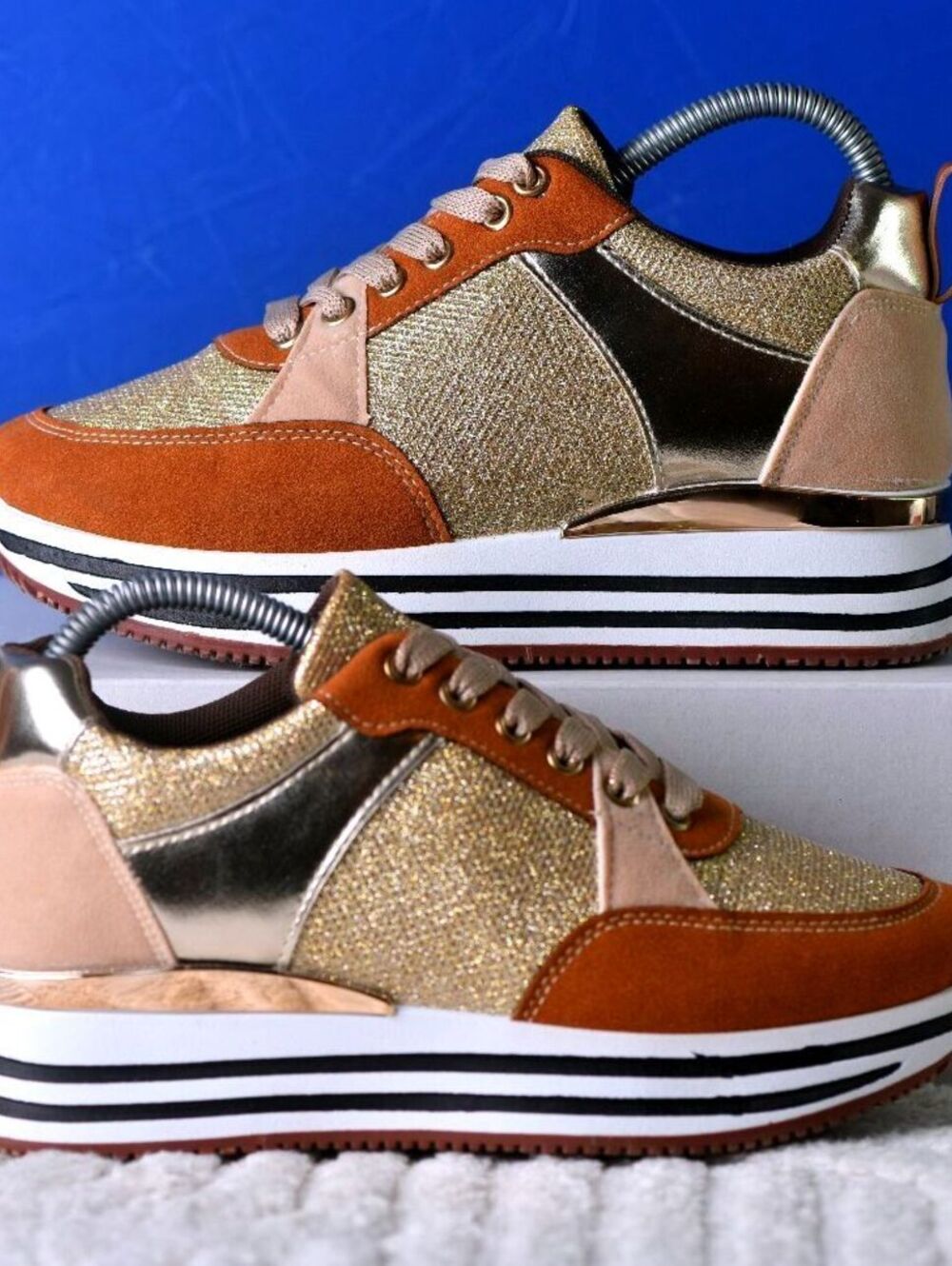 Pre-Owned! Size: 7 Women | Rouge Helium Metallic Colors